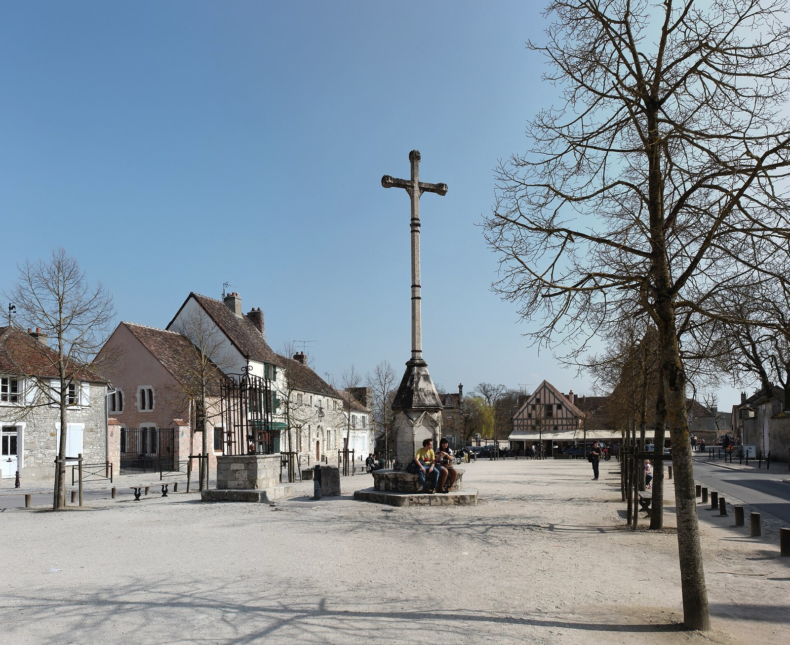 Place du Châtel en ville haute, secteur de restaurants et terrasses à Provins
