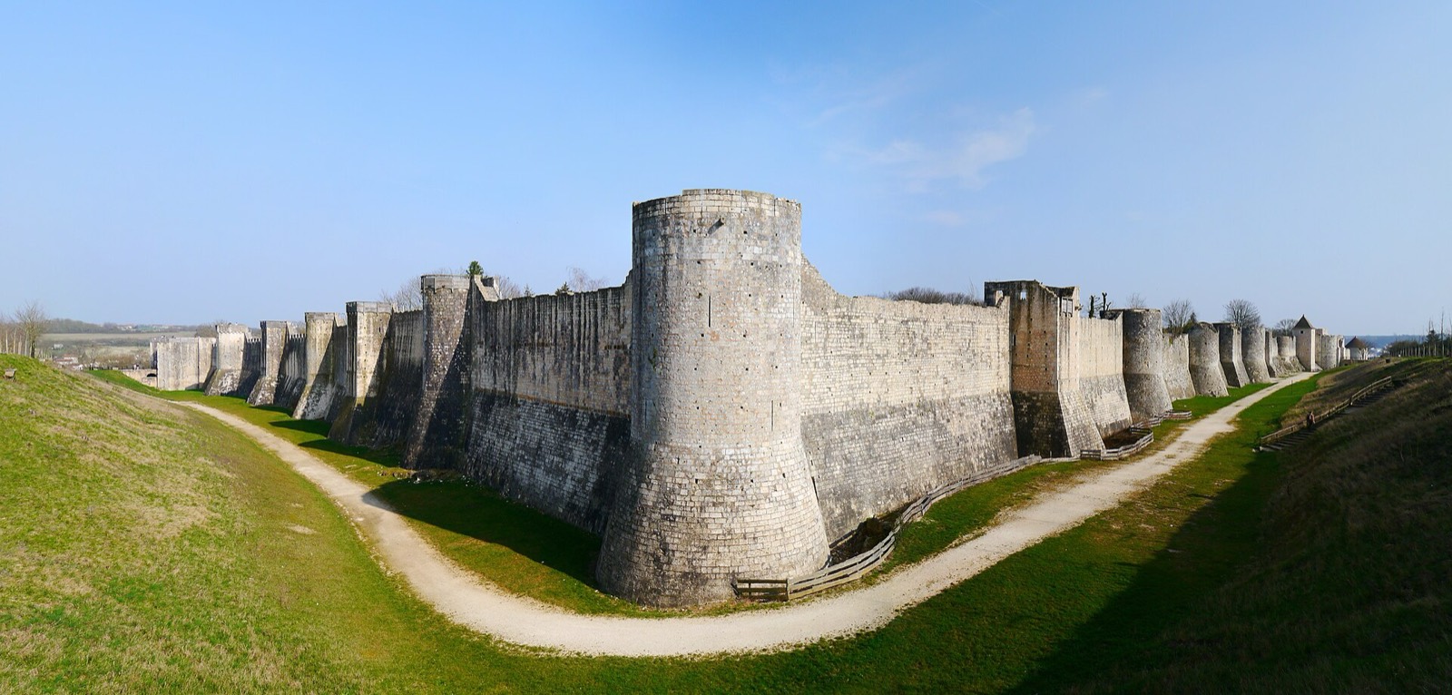 Les remparts médiévaux de Provins vus depuis les douves